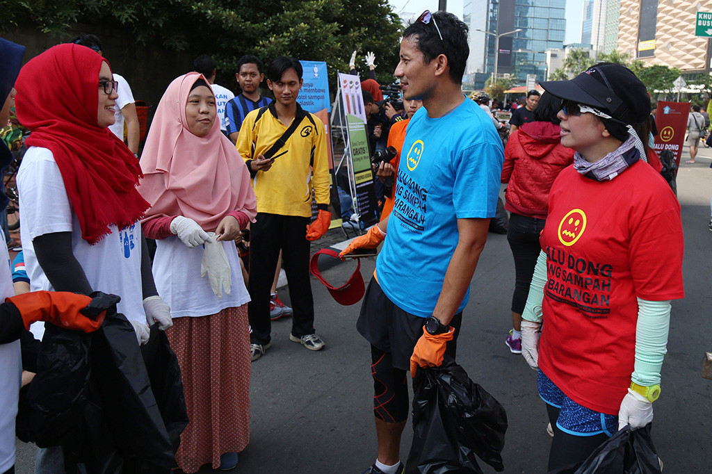 Sandiaga Uno Lakukan Aksi Pungut Sampah di Bundaran HI