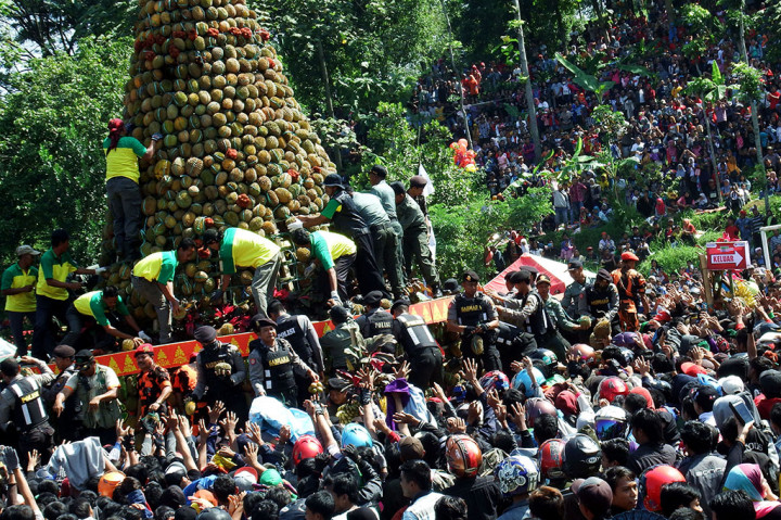 Ribuan Warga di Jombang Berebut Gunungan 2.016 Durian