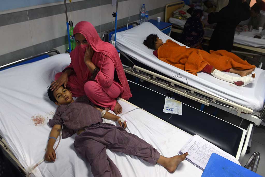 Selain korban tewas, ratusan lainnya mengalami luka-luka dan saat ini menjalani perawatan di rumah sakit.