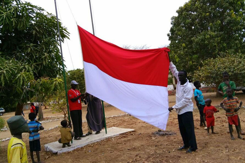 Sejumlah warga mengibarkan bendera Indonesia di komplek Agricultural Rural Farmers Training Center (ARFTC), Jenoi, Gambia.