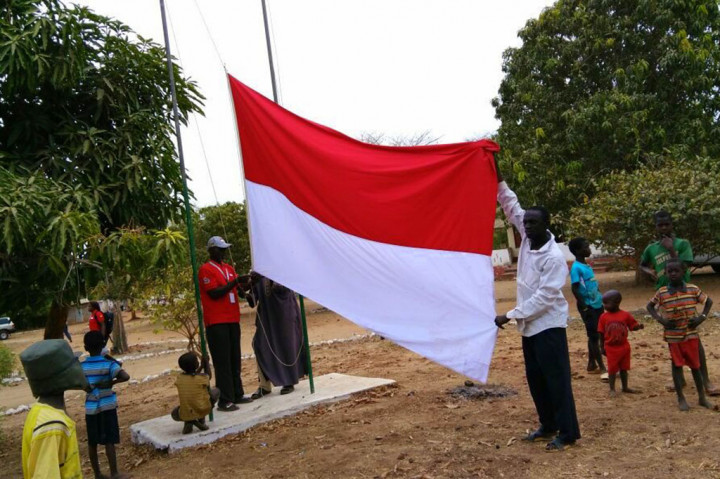 Sejumlah warga mengibarkan bendera Indonesia di komplek Agricultural Rural Farmers Training Center (ARFTC), Jenoi, Gambia.