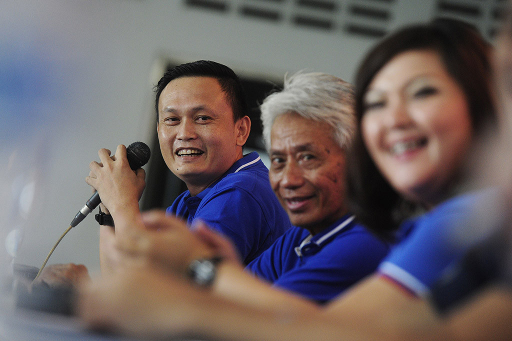 Mantan pemain timnas yang tergabung dalam Primavera Baretti Yeyen Tumena (kiri), pelatih Danurwindo (tengah) serta CEO Promotor Grande Evento Indonesia, Angel Paokie memberikan keterangan pers terkait laga Italian Legend vs Primavera Baretti Indonesia di Kompleks Stadion Utama Gelora Bung Karno Jakarta.