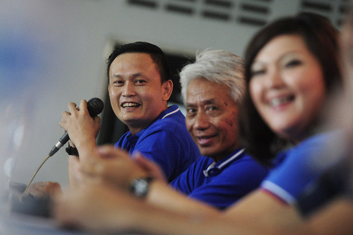 Mantan pemain timnas yang tergabung dalam Primavera Baretti Yeyen Tumena (kiri), pelatih Danurwindo (tengah) serta CEO Promotor Grande Evento Indonesia, Angel Paokie memberikan keterangan pers terkait laga Italian Legend vs Primavera Baretti Indonesia di Kompleks Stadion Utama Gelora Bung Karno Jakarta.