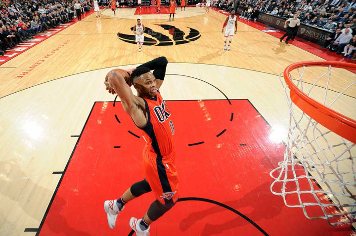 Russell Westbrook melakukan slam dunk saat pertandingan melawan Raptors di Air Canada Centre in Toronto, Ontario, Canada.