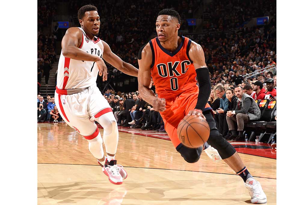 Westbrook berusaha melewati lawannya.