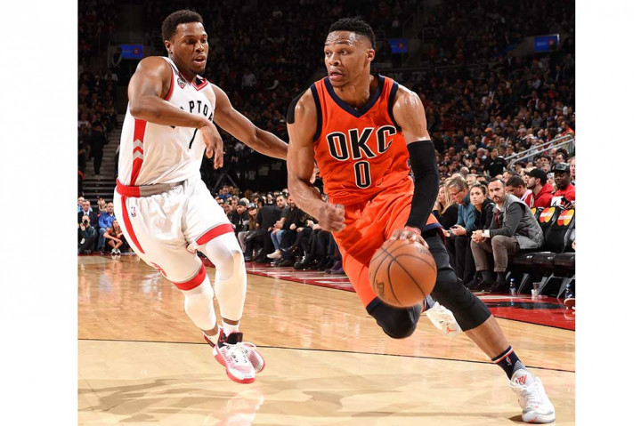 Westbrook berusaha melewati lawannya.