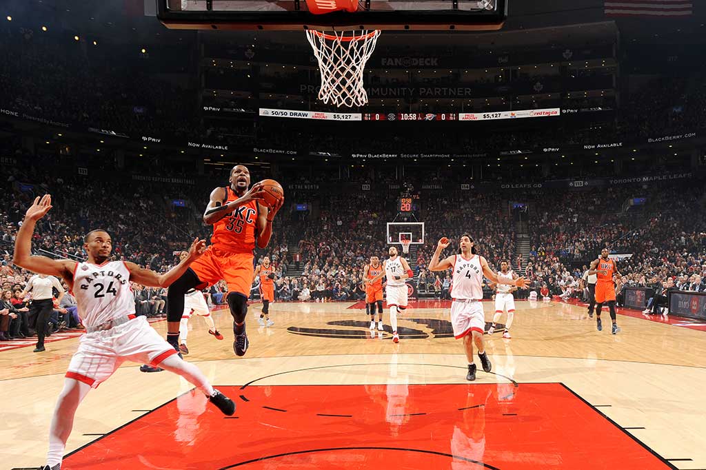 Kevin Durant berusaha mencetak poin.
