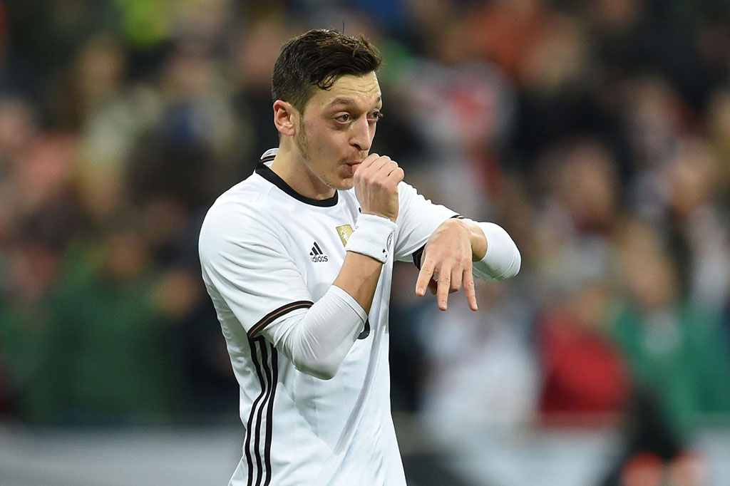 Mesut Oezil membawa timnya unggul 4-0 lewat titik putih pada menit ke-75.