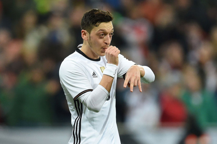 Mesut Oezil membawa timnya unggul 4-0 lewat titik putih pada menit ke-75.
