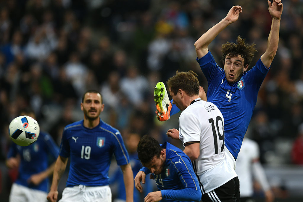 Italia mencetak gol hiburan menit ke-83 lewat Stephan El Shaaraway.
