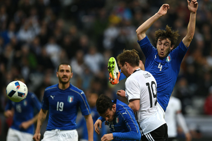 Italia mencetak gol hiburan menit ke-83 lewat Stephan El Shaaraway.