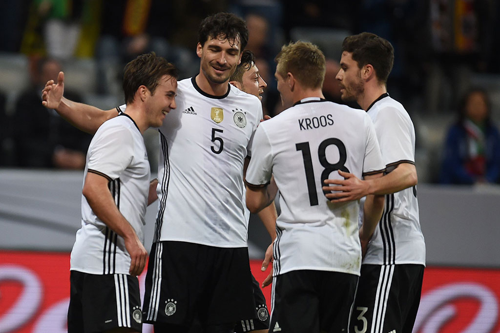 Para pemain Jerman meluapkan kegembiraan mereka.