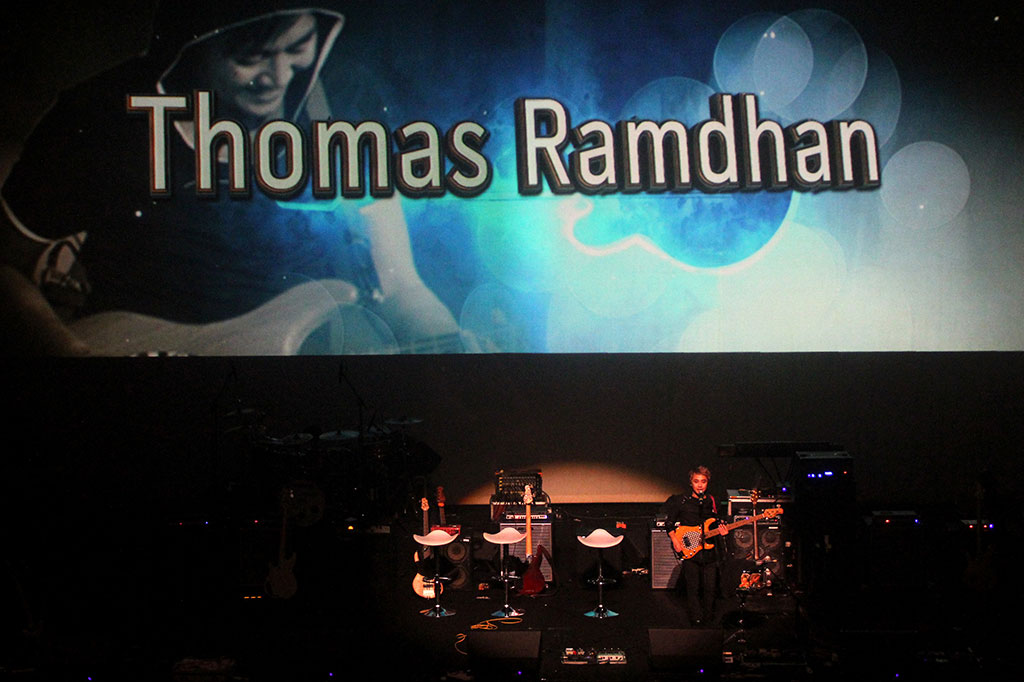 Bassist Thomas Ramdhan tampil saat konser bertajuk Bass Heroes 2