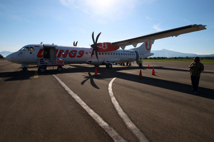 Petugas mengisi bahan bakar pesawat di Bandara Frans Seda, Maumere, NTT, Rabu (30/3/2016)