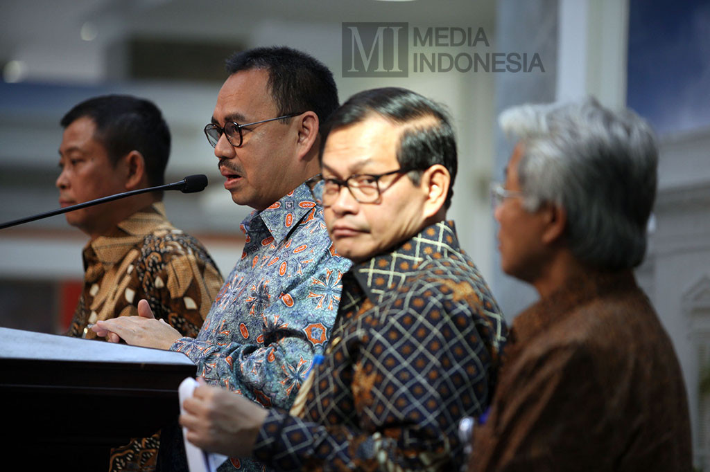 Menteri ESDM Sudirman Said (kedua dari kiri), didampingi Dirut Pertamina Dwi Soetjipto (kanan), Menteri Perhubungan Ignasius Jonan (kiri) dan Sekretaris Kabinet Pramono Anung saat mengumumkan penetapan harga bahan bakar minyak (BBM) bulan April 2016 di Kantor Presiden, Jakarta.