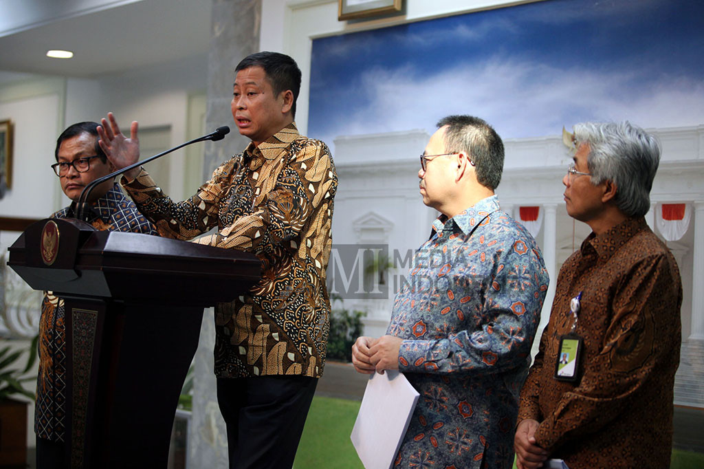 Sejumlah Menteri mengumumkan rencana penurunan tarif angkutan umum terkait penurunan harga bahan bakar minyak (BBM) bulan April 2016 seusai rapat terbatas yang dipimpin Presiden Joko Widodo di Kantor Presiden, Jakarta.