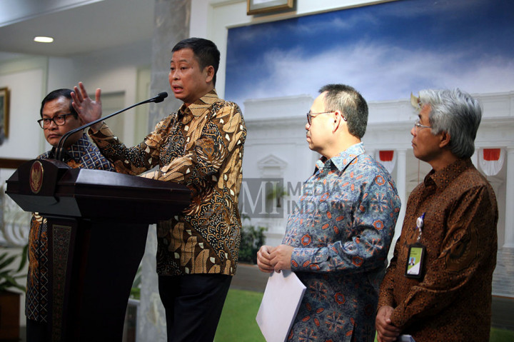 Sejumlah Menteri mengumumkan rencana penurunan tarif angkutan umum terkait penurunan harga bahan bakar minyak (BBM) bulan April 2016 seusai rapat terbatas yang dipimpin Presiden Joko Widodo di Kantor Presiden, Jakarta.