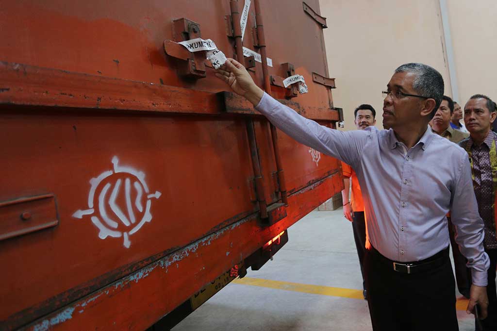 Kepala Dinas Pendidikan (Kadisdik) Pemprov Sumsel Widodo memeriksa segel Mobil box milik PT Pos Indonesia (Persero) yang digunakan untuk mendistribusikan soal Ujian Nasional di Pergudangan Sriwijaya Emas, Palembang. 
