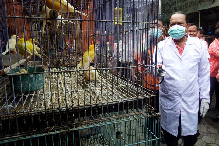 Wali Kota Mojokerto Mas'ud Yunus (kanan) melakukan penyemprotan disinfektan di Pasar Burung Kota Mojokerto