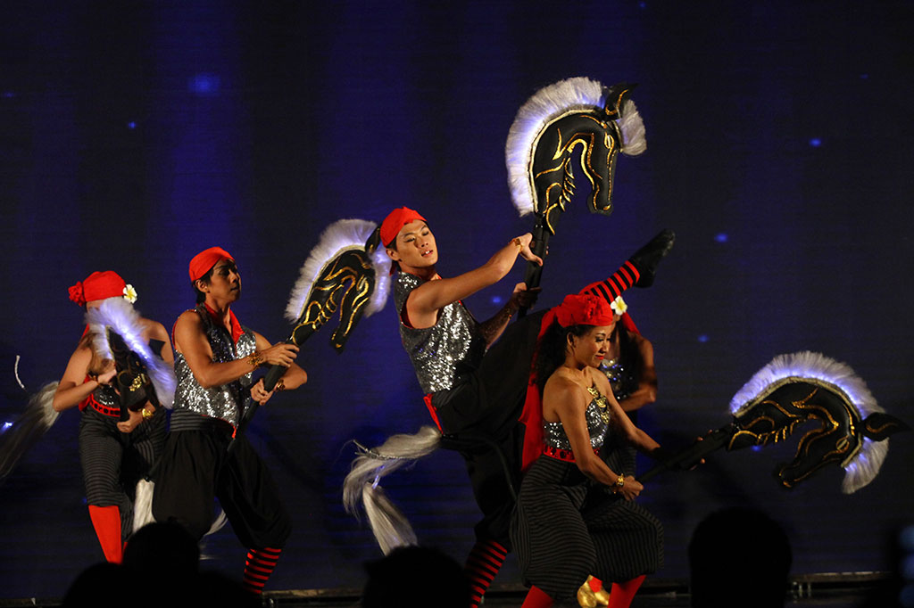 Seniman membawakan tari jaranan dalam pembukaan Indonesian Creative Cities Conference (ICCC) 2016 