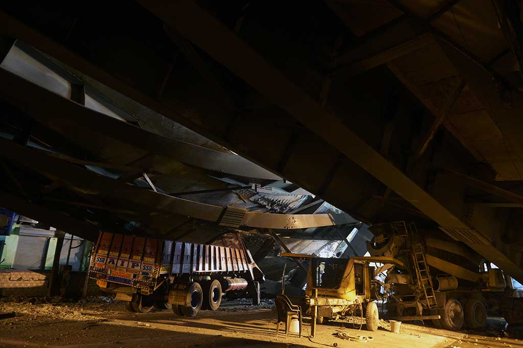Hingga saat ini belum diketahui penyebab ambruknya jalan layang tersebut.