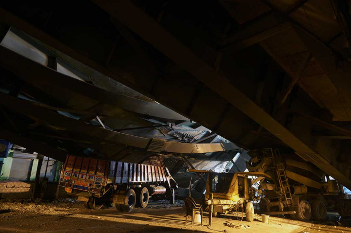 Hingga saat ini belum diketahui penyebab ambruknya jalan layang tersebut.