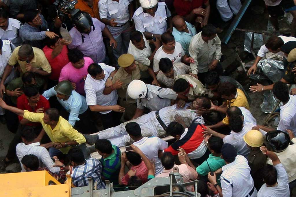 Petugas telah berhasil menyelamatkan sekitar 100 orang dari reruntuhan, kebanyakan menderita beberapa patah tulang dan berada dalam kondisi kritis.