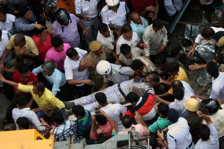 Petugas telah berhasil menyelamatkan sekitar 100 orang dari reruntuhan, kebanyakan menderita beberapa patah tulang dan berada dalam kondisi kritis.