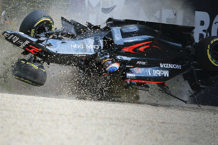 Alonso mengalami kecelakaan hebat di Melbourne, setelah bertubrukan dengan pembalap Meksiko Esteban Gutierrez yang membela tim Haas pada balap pembukaan musim yang berlangsung 20 Maret lalu.