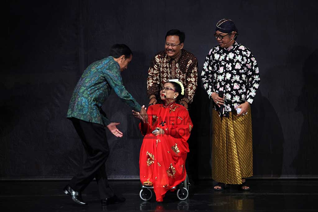 Presiden Jokowi (kiri) menyalami Maestro Keroncong Indonesia Waldjinah pada pertunjukan 'Keroncong Pesona Indonesia Persembahan Untuk Waldjinah' di Taman Ismail Marzuki, Jakarta, Jumat (1/4/2016).