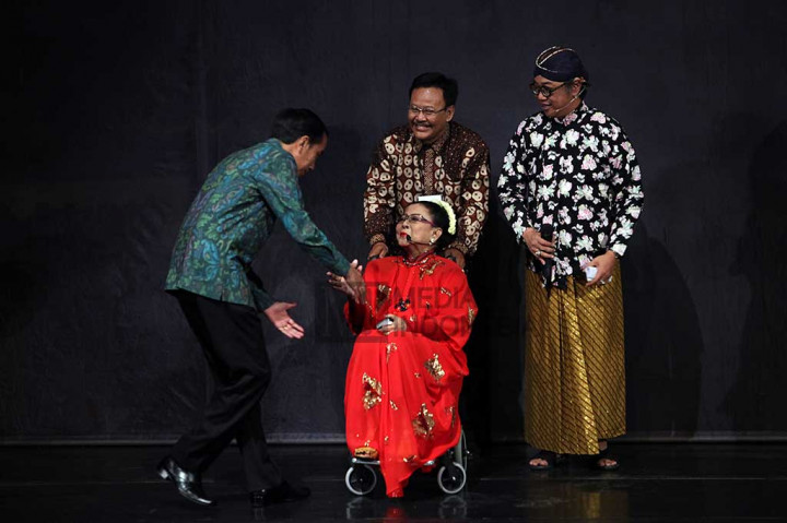 Presiden Jokowi (kiri) menyalami Maestro Keroncong Indonesia Waldjinah pada pertunjukan 'Keroncong Pesona Indonesia Persembahan Untuk Waldjinah' di Taman Ismail Marzuki, Jakarta, Jumat (1/4/2016).