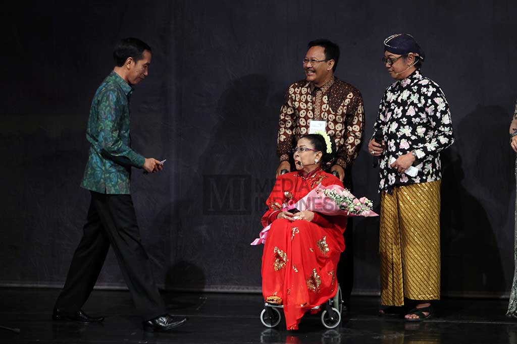 Presiden Jokowi (kiri) hendak menyalami Maestro Keroncong Indonesia Waldjinah (baju merah) pada pertunjukan 'Keroncong Pesona Indonesia Persembahan Untuk Waldjinah' di Taman Ismail Marzuki, Jakarta, Jumat (1/4/2016)