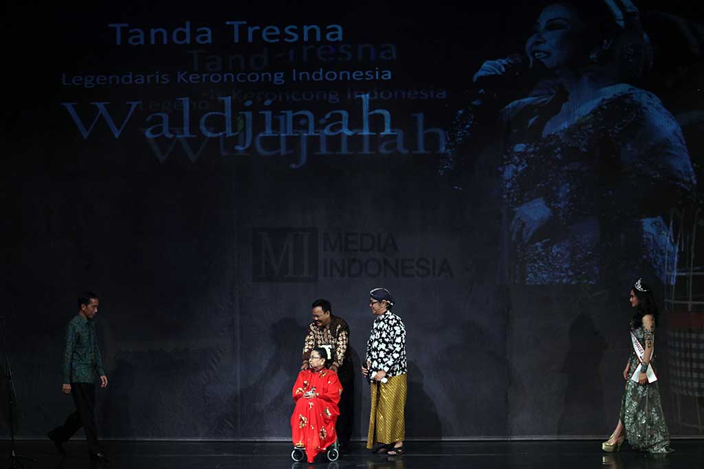 Presiden Jokowi (kiri) hendak menyalami Maestro Keroncong Indonesia Waldjinah (baju merah) pada pertunjukan 'Keroncong Pesona Indonesia Persembahan Untuk Waldjinah' di Taman Ismail Marzuki, Jakarta, Jumat (1/4/2016)