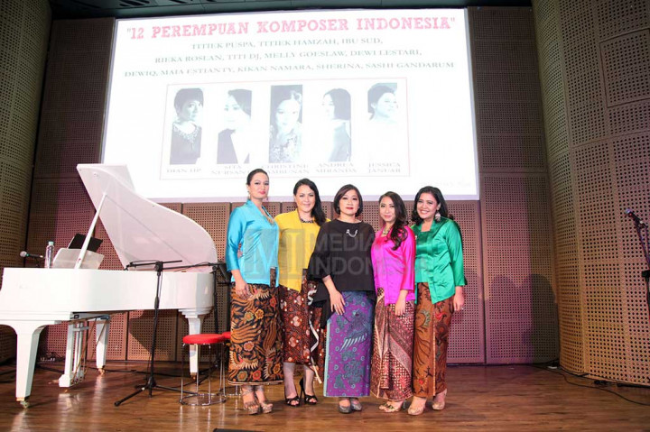 Composer Dian HP (tengah) berpose bersama Musisi (dari kiri) Christine Tambunan, Sita Nursanti, Andrea Miranda dan Jessica Januar seusai konser '12 Perempuan Komposer Indonesia' di Galeri Indonesia Kaya, Jakarta, Sabtu (2/4/2016)