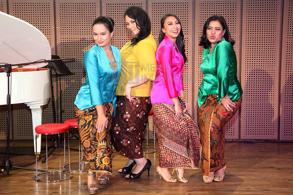 Penyanyi (dari kiri) Christine Tambunan, Sita Nursanti, Andrea Miranda dan Jessica Januar berpose untuk Media Indonesia seusai konser '12 Perempuan Komposer Indonesia' bersama Kommposer Dian HP di Galeri Indonesia Kaya, Jakarta, Sabtu (2/4/2016)