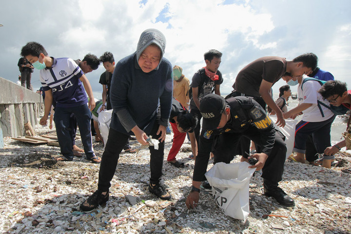 Tri Rismaharini Ikuti Aksi Bersih Pantai Kenjeran