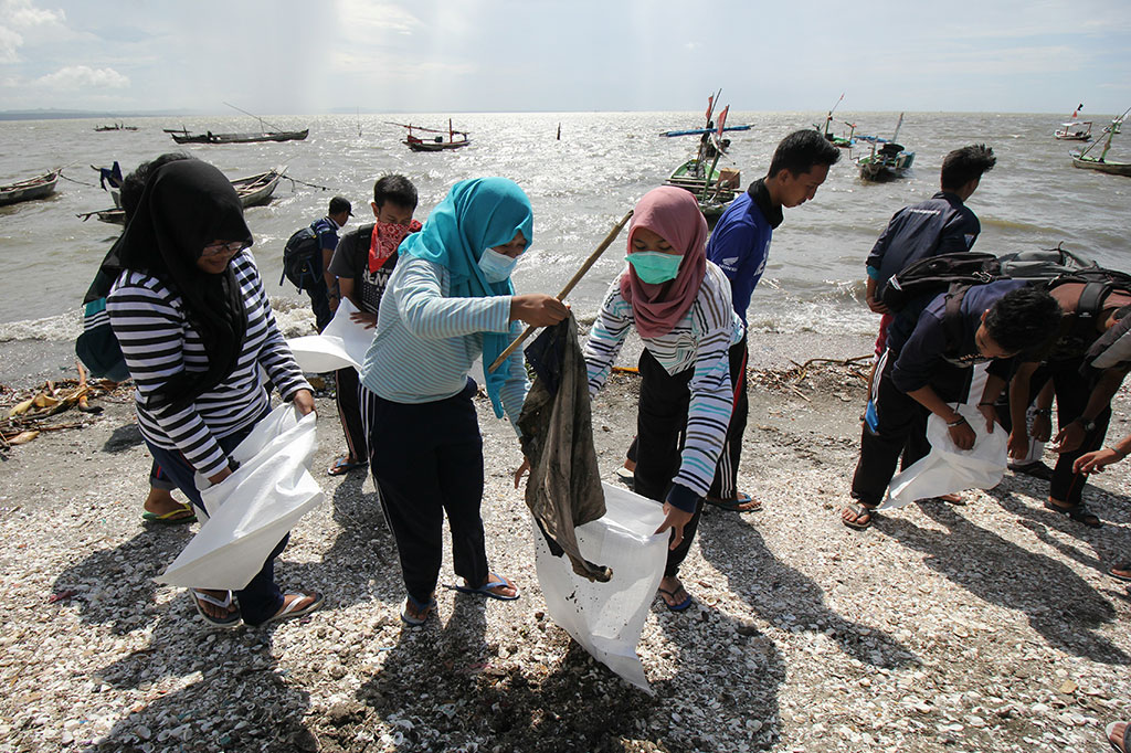 Tri Rismaharini Ikuti Aksi Bersih Pantai Kenjeran