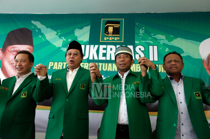 Ketua Umum Partai Persatuan Pembangunan versi Muktamar Jakarta Djan Faridz (kedua kiri) didampingi pengurus (dari kiri) Wakil Ketua Umum Humphrey Djemat, Ketua DPW DKI Jakarta Abraham Lunggana dan Wakil Ketua Umum Habil Marati mengangkat tangan bersama