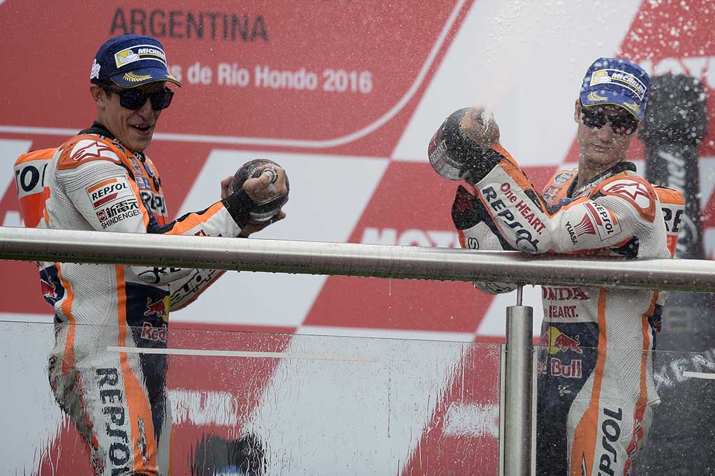 Rekan satu tim Marquez, Dani Pedrosa menyelesaikan perlombaan pada urutan ketiga dengan catatan waktu 34 menit 41,728 detik atau selisih 28,1 detik dari Marquez.