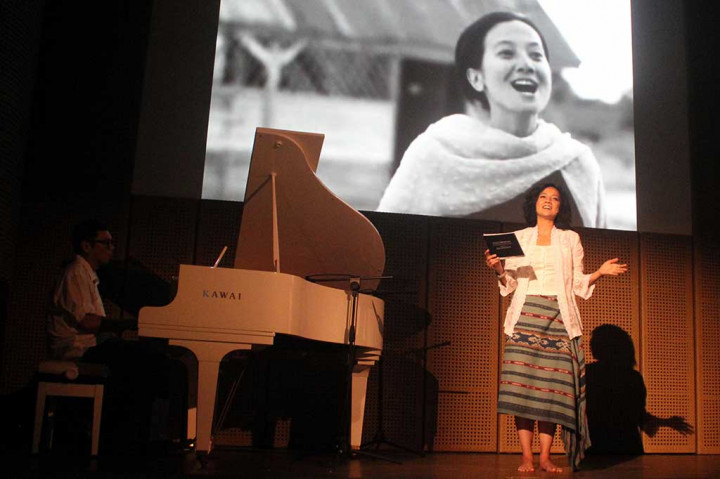 Aktris Cut Mini mementaskan monolog saat pertunjukan bertajuk 'Wajah Perempuan' Dalam Retrospeksi Sinema Indonesia.