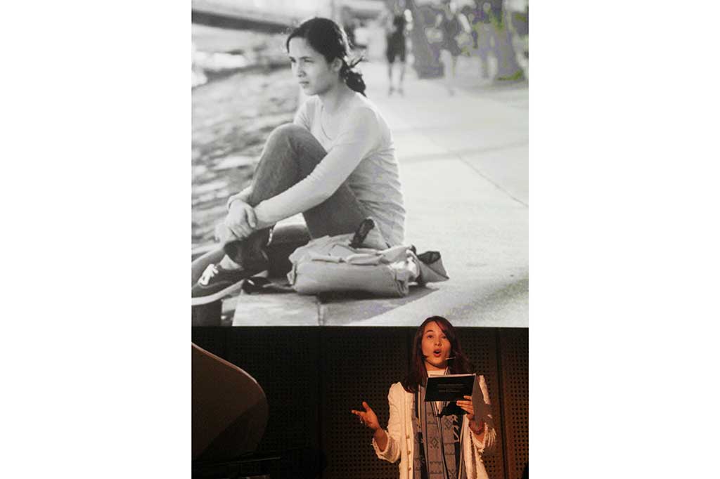 Aktris Chelsea Islan mementaskan monolog saat pertunjukan bertajuk 'Wajah perempuan' Dalam Retrospeksi Sinema Indonesia.