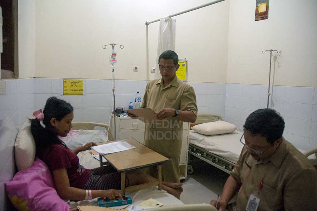 Seorang Siswa SMK di Banyumas Kerjakan UN di RS