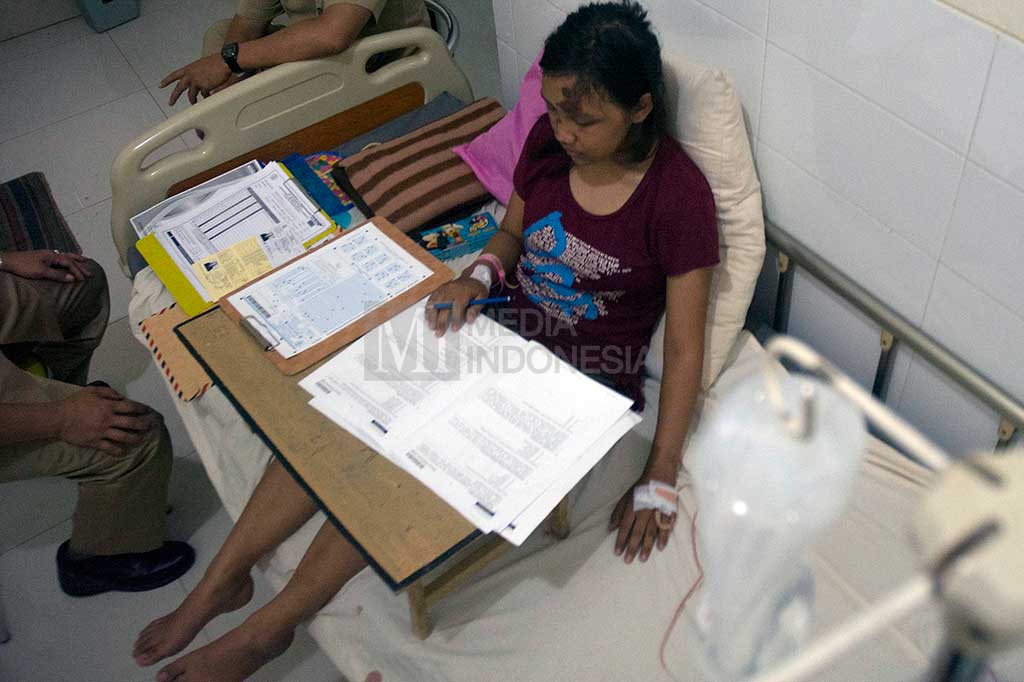 Seorang Siswa SMK di Banyumas Kerjakan UN di RS