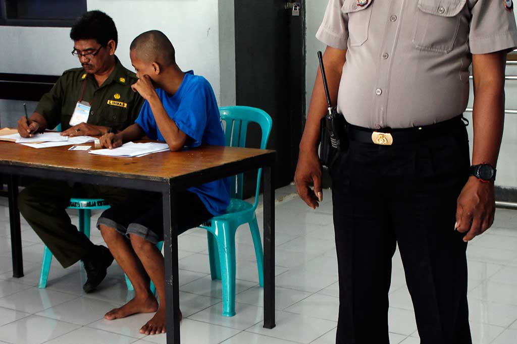 Seorang pelajar yang tersangkut masalah hukum mengikuti Ujian Nasional tingkat SMA di Rutan Makassar, Sulawesi Selatan. ANTARA/Darwin Fatir