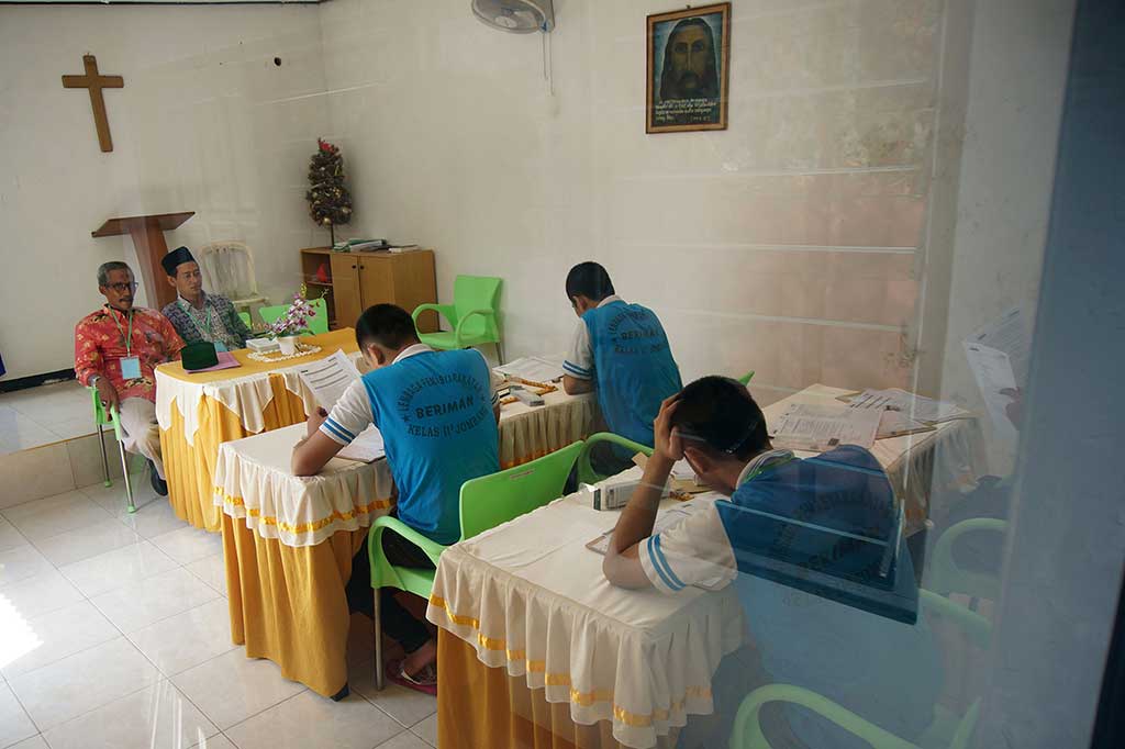 Beberapa pelajar yang juga warga binaan mengikuti UN di Gereja Lembaga Pemasyarakatan (Lapas) Kelas II B Jombang, Jawa Timur. ANTARA/Syaiful Arif