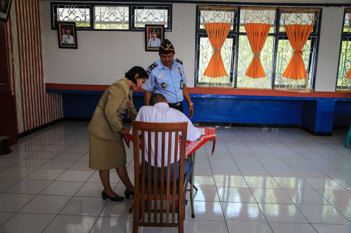Seorang penghuni Rutan Klas 1 Solo yang juga siswa SMA swasta di Sukoharjo mengikuti pelaksanaan UN di aula rutan setempat. ANTARA/Maulana Surya