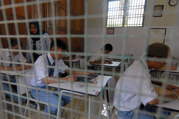 Beberapa peserta dari SMK Istimewa Teknik Sepeda Motor Lembaga Pembinaan Khusus Anak (LPKA)  di Tangerang, Banten tengah mengerjakan soal UN. ANTARA/Lucky R