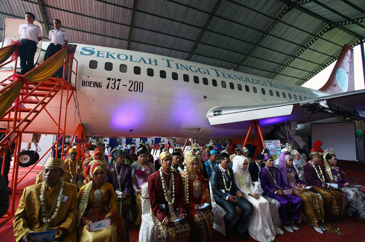 Puluhan Pasangan Nikah Massal di Pesawat Boeing 737