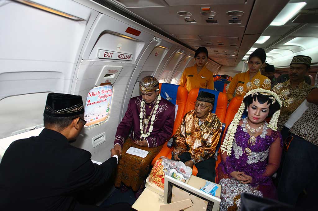 Puluhan Pasangan Nikah Massal di Pesawat Boeing 737