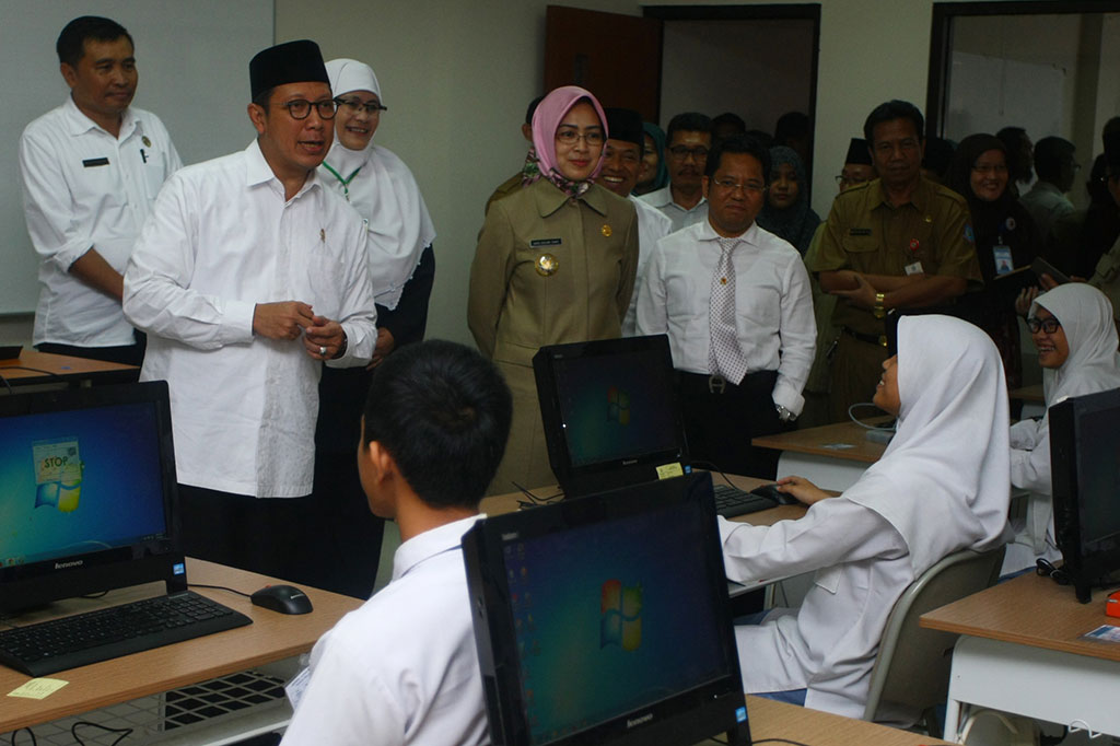 Menteri Agama Lukman Hakim Syaifudin (kedua kiri) didamping Walikota Tangerang Selatan Airin Rachmi Diany (keempat kiri) berbincang dengan siswa yang baru saja menyelesaikan UN